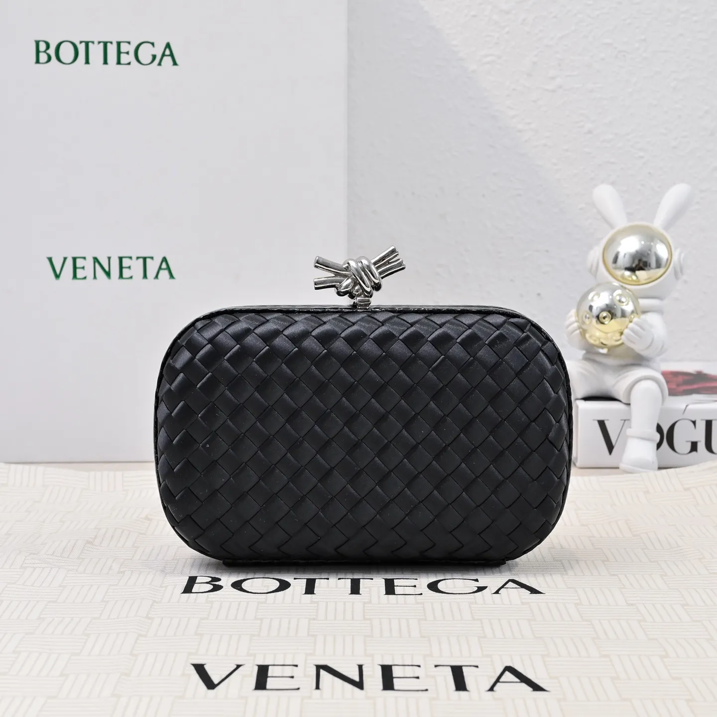 Batch 1460 #BV Knot woven evening bag series ~ Each bag reveals exquisite elegance💫Iconic classic silk weaving➕snake skin trimming with knot buckle, soft and delicate feel. The design is small and exquisite, low-key without logo, elegant and elegant. Paired with evening dress or cheongsam, it has the atmosphere of a famous and wealthy lady. Full of aura and invincible texture💃 Model: 7622 Dimensions: 20x12x5.5